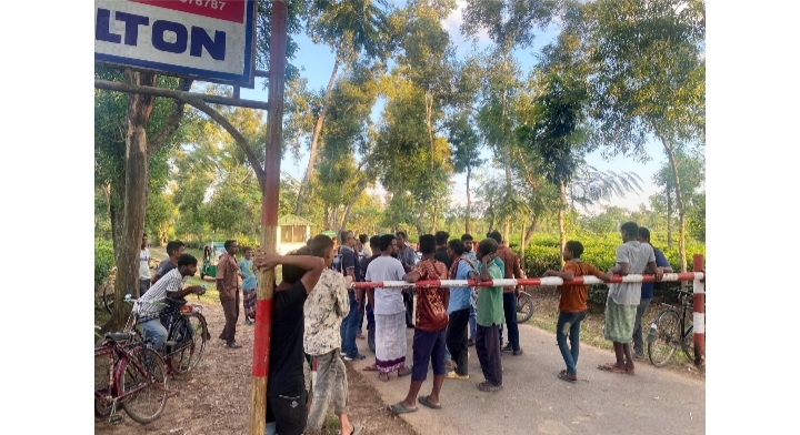 পর্যটকদের জন্য মাধবপুর লেক বন্ধ করে দিয়েছেন আন্দোলনরত চা-শ্রমিকেরা